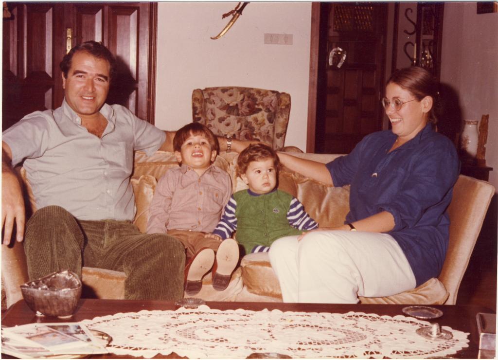 José Calero y Milagros Prats, junto a sus hijos José Juan y Daniel, en una imagen familiar de enero de 1981.