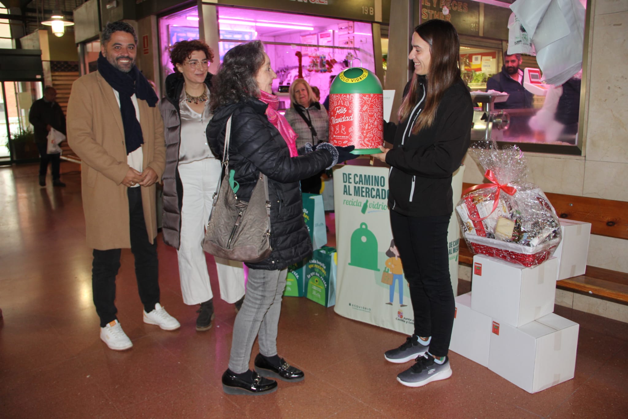 La campaña “De camino al mercado, recicla vidrio” resolverá dudas sobre el reciclaje y repartirá premios en la Plaza de Abastos