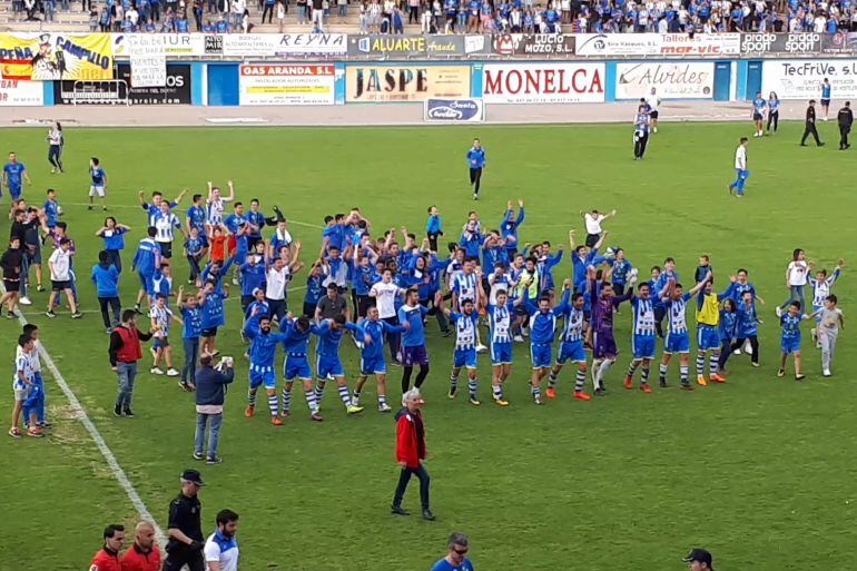 La plantilla blanquiazul junto a sus seguidores celebrando el pase en el cesped de El Montecillo.