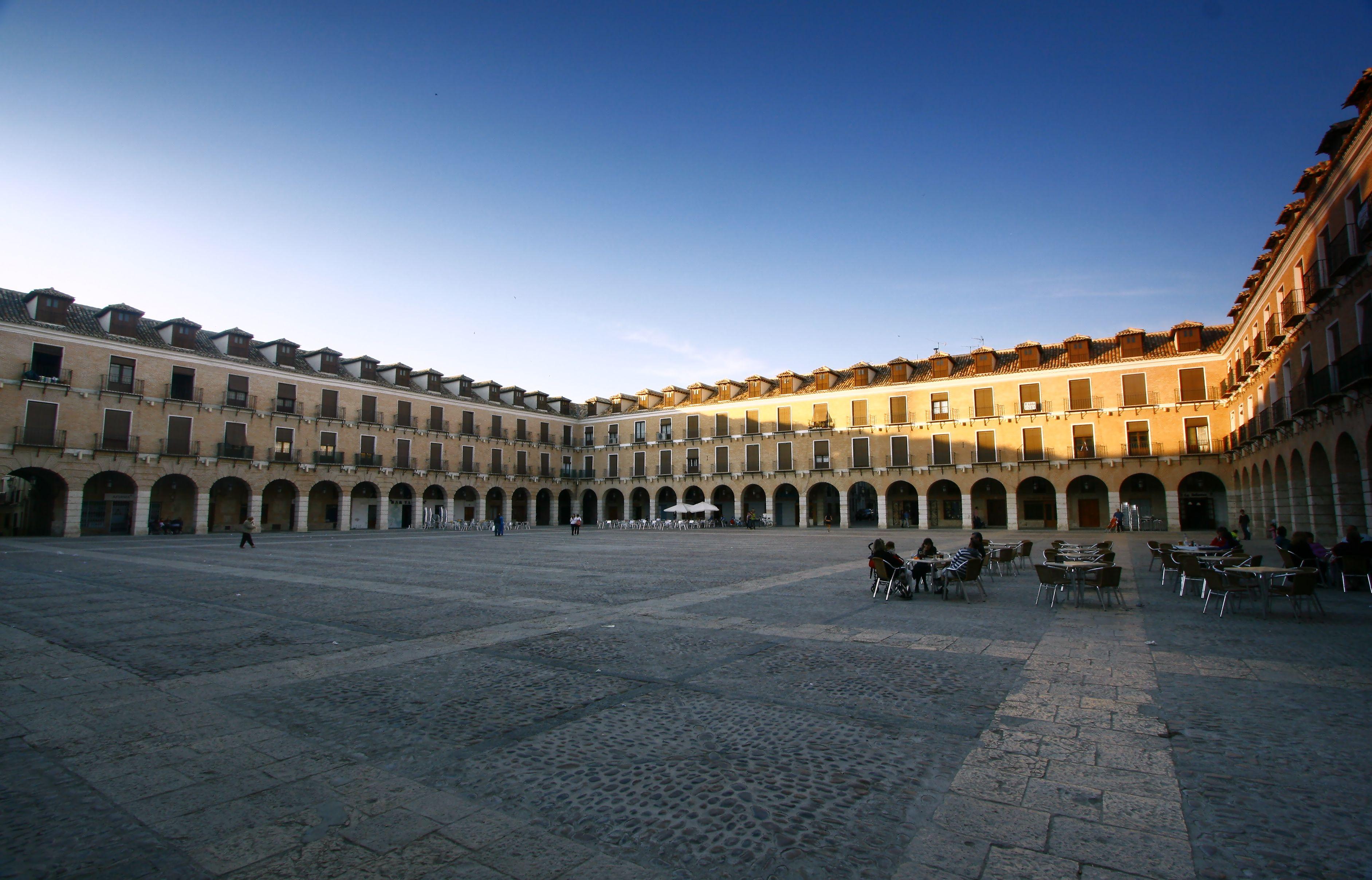 Imagen de la Plaza Mayor de Ocaña. Su aspecto actual corresponde a las obras ordenadas por Carlos III