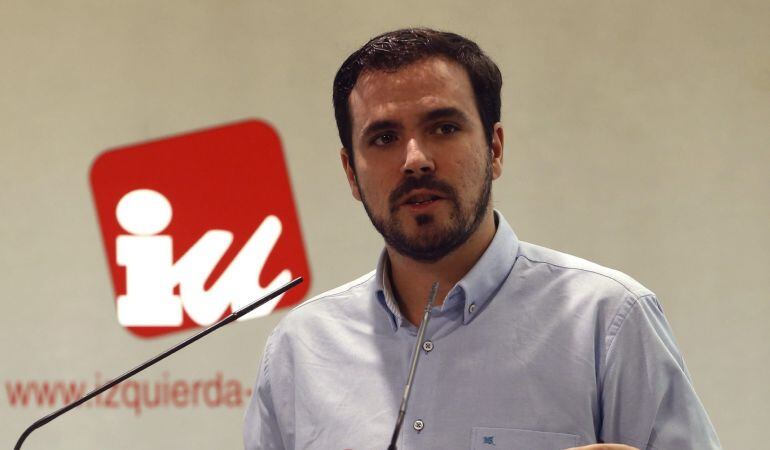 El candidato de IU a la Presidencia del Gobierno, Alberto Garzón, durante la rueda de prensa que ha ofrecido en la sede del partido con motivo de la convocatoria de las elecciones generales.
