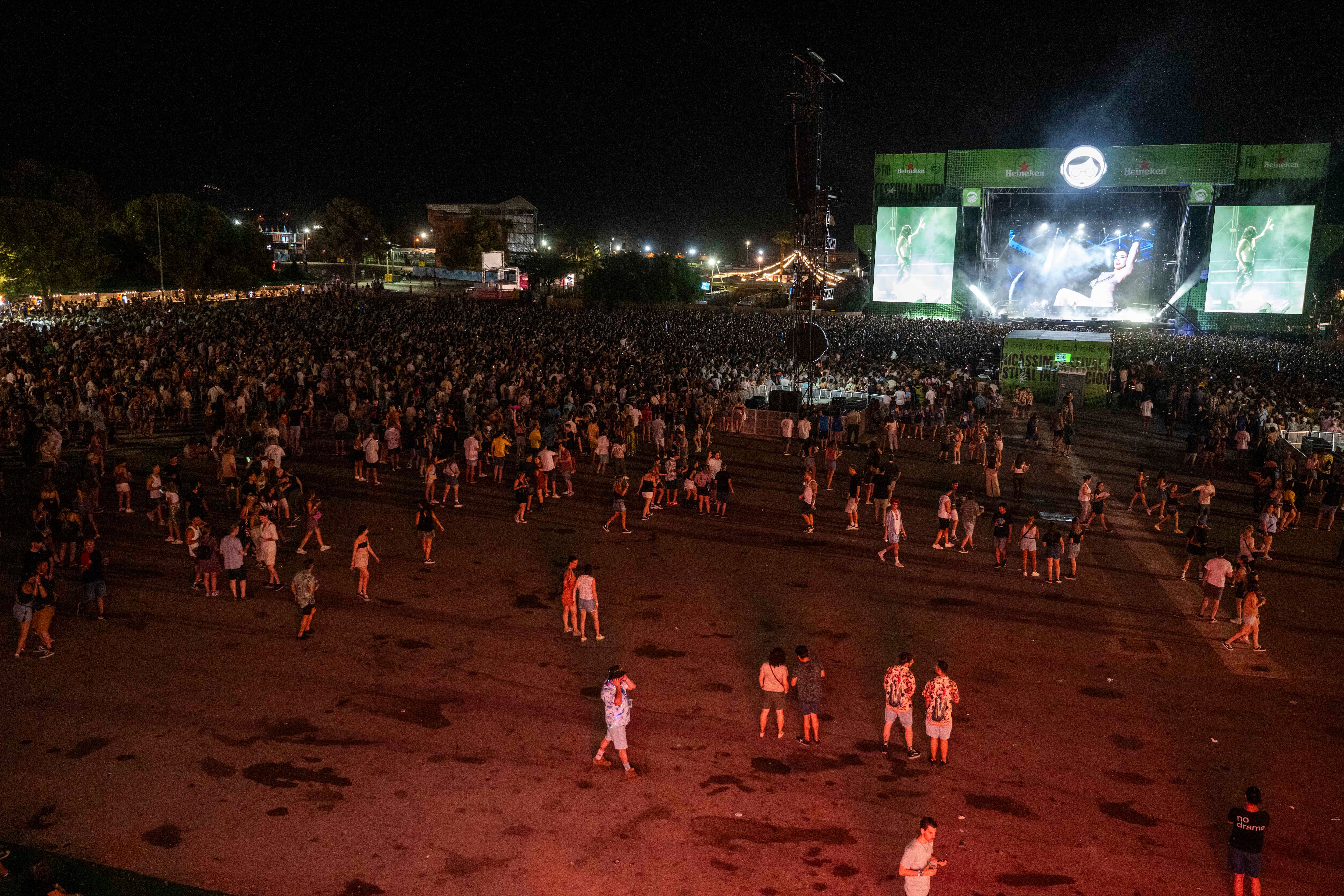 BENICÀSSIM (CASTELLÓN), 17/07/2025.- Público asistente a la primera jornada del FIB 2025. El Festival Internacional de Benicàssim (FIB) abre este jueves de 3 días de conciertos con artistas como Thirty seconds to Mars, Bloc Party, Olly Alexander, La casa azul o Miss Caffeina, en una edición cargada de controversia tras la renuncia de ocho artistas por la vinculación del festival con el fondo de inversión proisraelí KKR. EFE/Andreu Esteban
