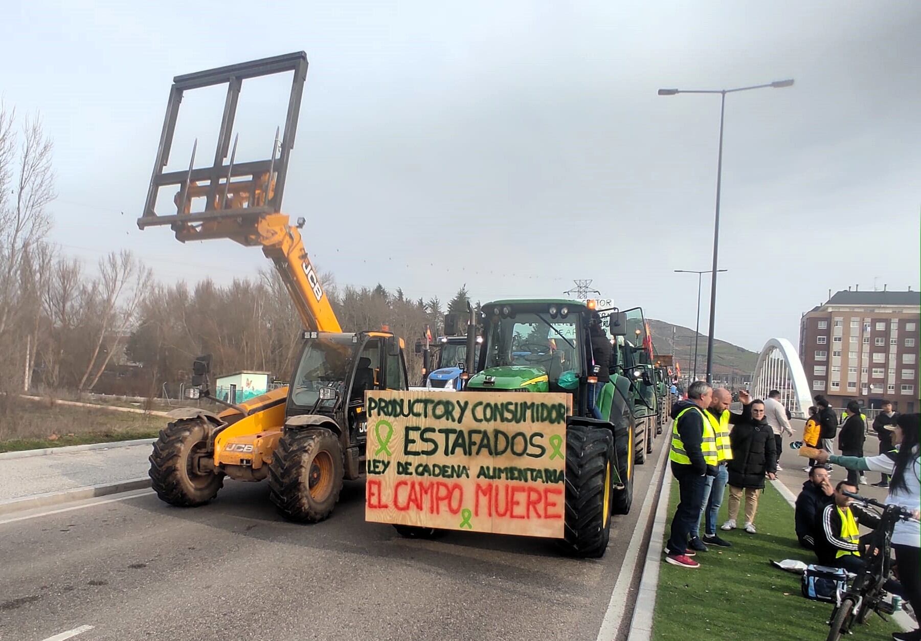 Una de las pancartas que portaban los agricultores y ganaderos concentrados en Burgos. / Foto: Radio Castilla