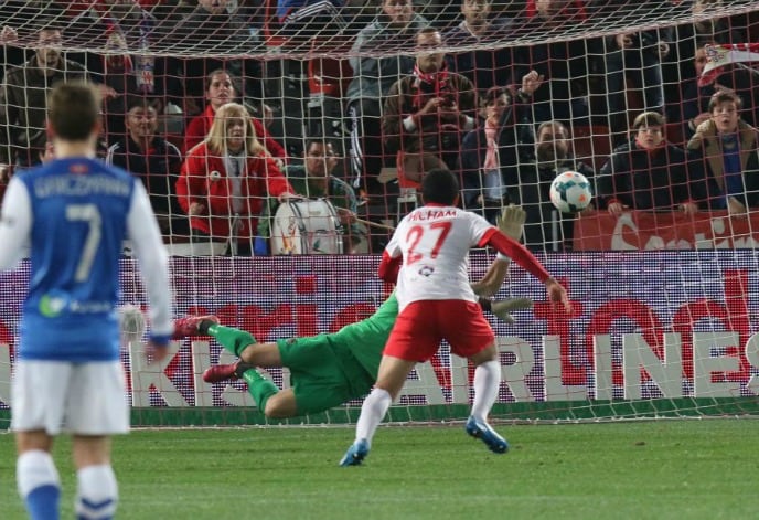 El jugador del filial del Almería, Hicham, que acababa de saltar al césped, marcaba así el gol que suponía la derrota realista.