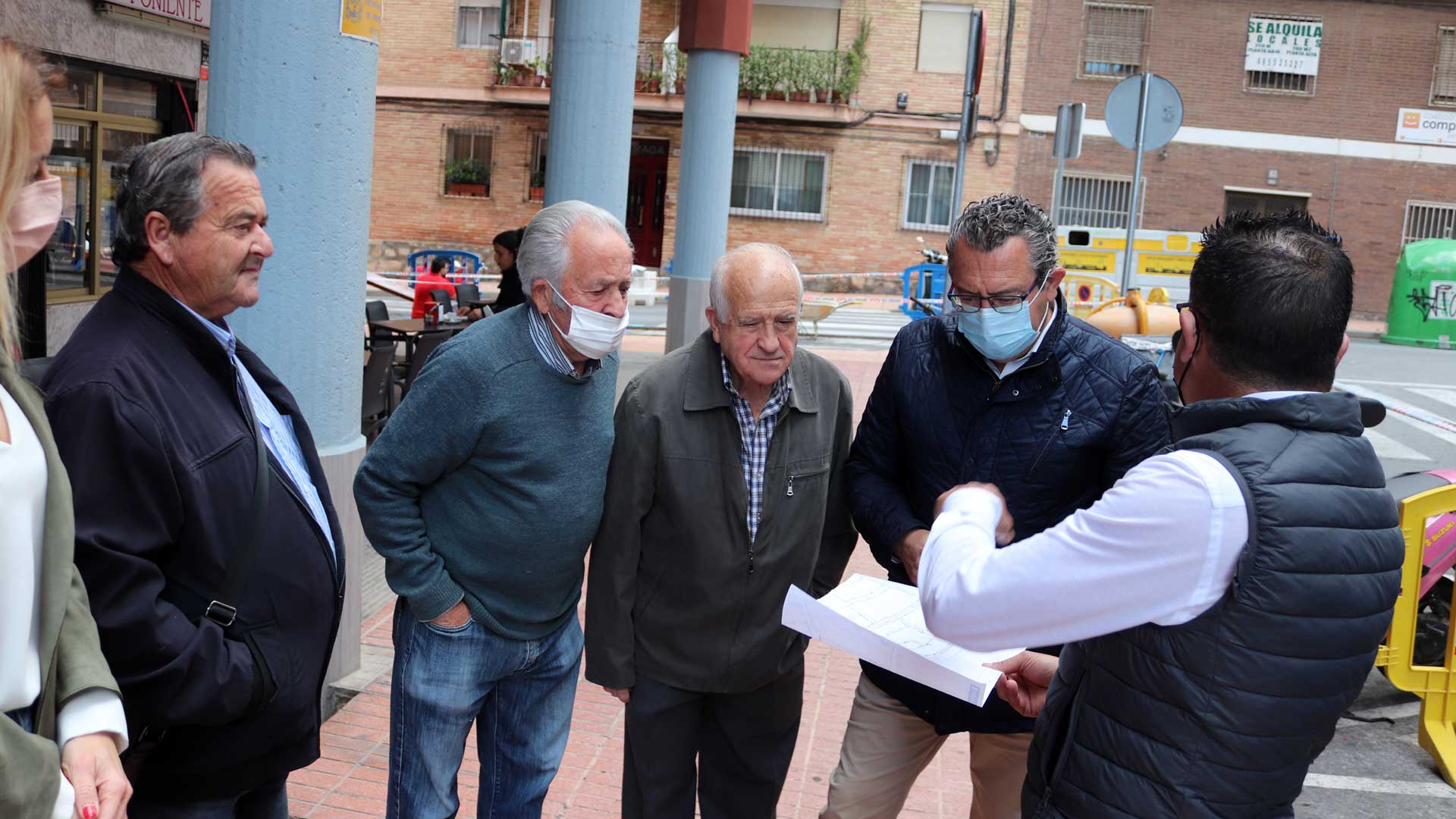 El alcalde de Benidorm, Toni Pérez, junto a los vecinos de El Campo durante su visita a las actuaciones que se están realizando en el barrio