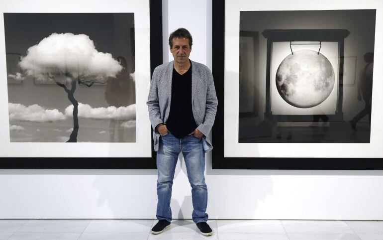 El fotógrafo Chema Madoz posa ante dos de sus obras 