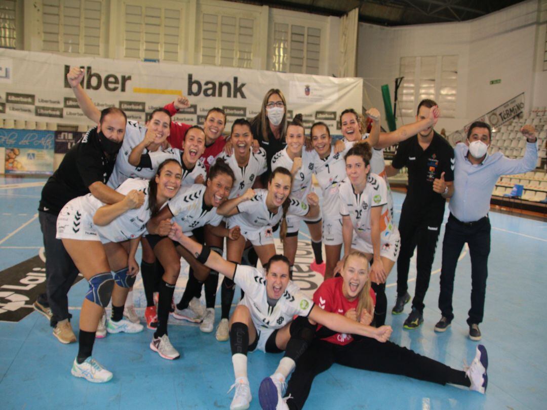 El equipo lanzaroteño celebrando el triunfo en la cancha del Pereda.