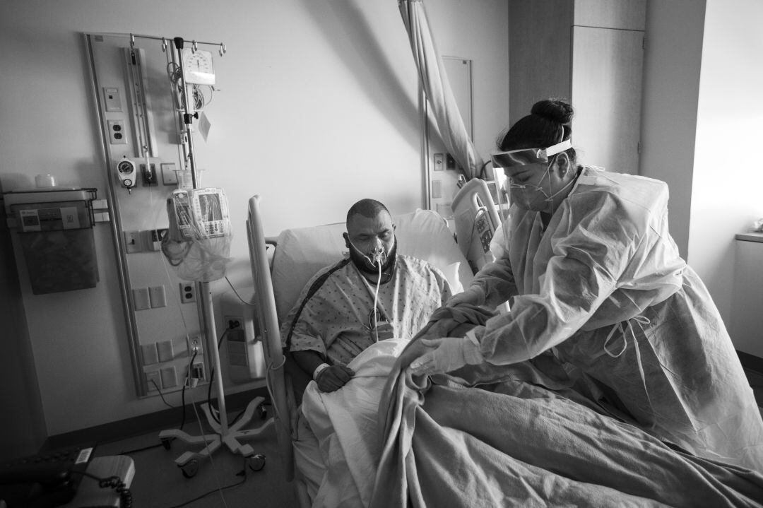 Stephanie Reyes ayuda al paciente Oscar Silva Rodríguez en un hospital del sur de Los Ángeles, en abril de 2020.