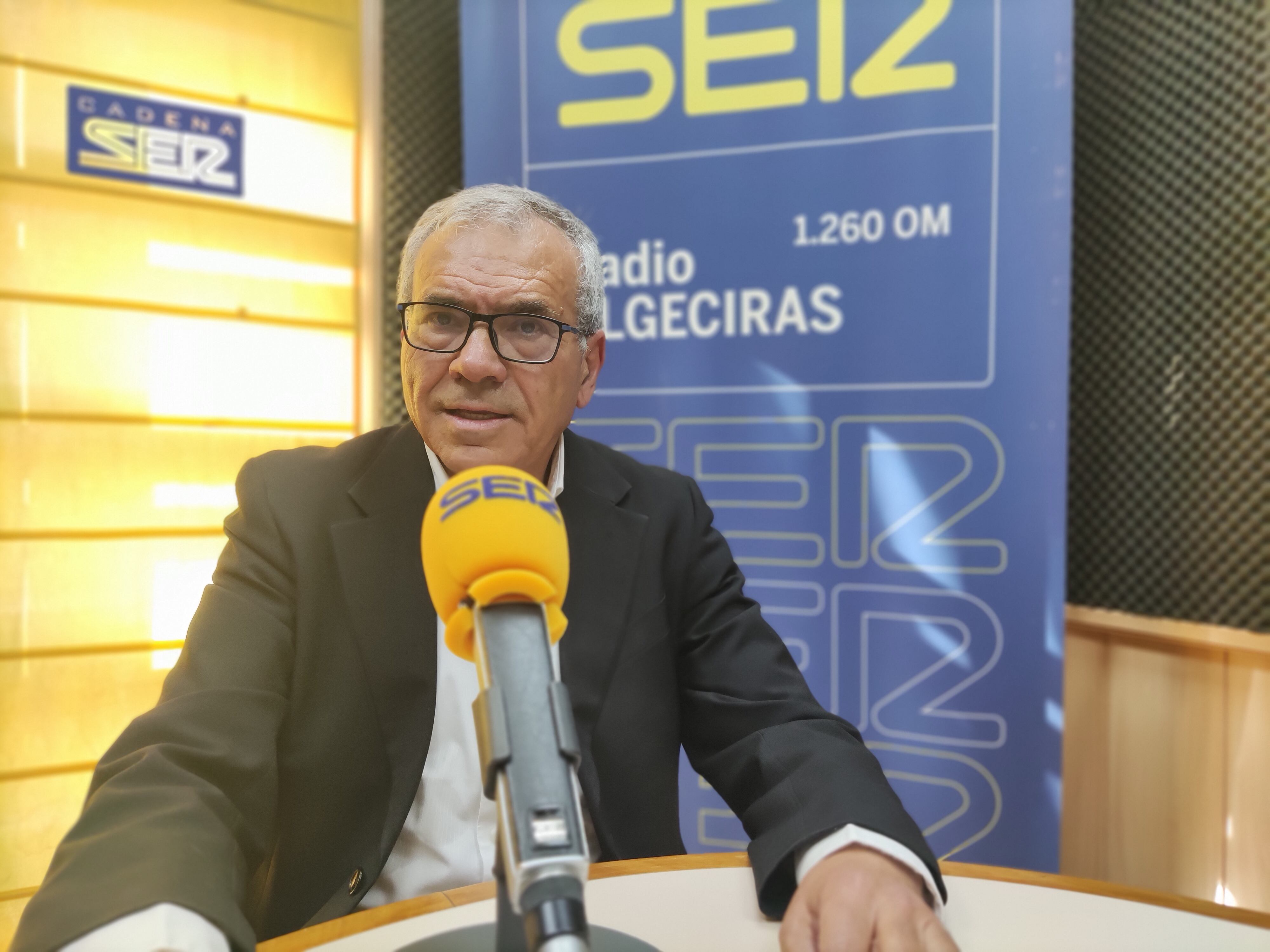 Juan María de la Cuesta en los estudios de Radio Algeciras