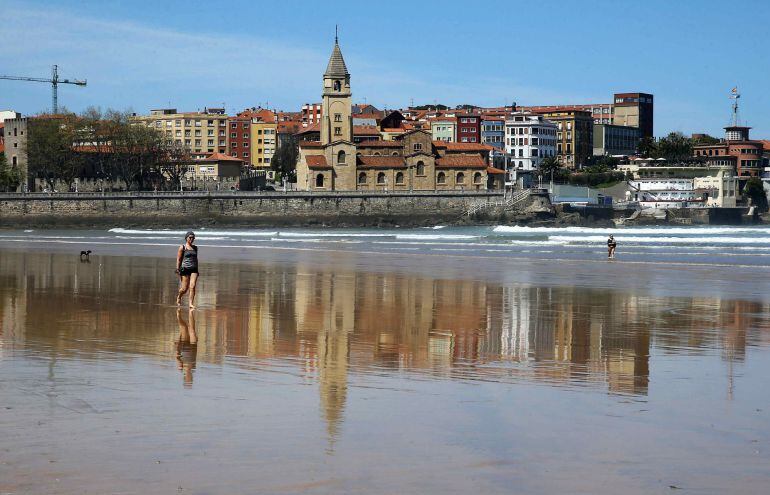 La playa de San Lorenzo de Gijón.