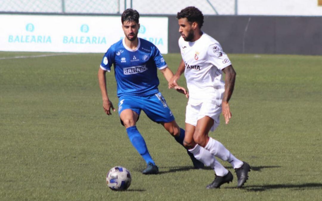 Fran Ávila ante un rival en Ceuta