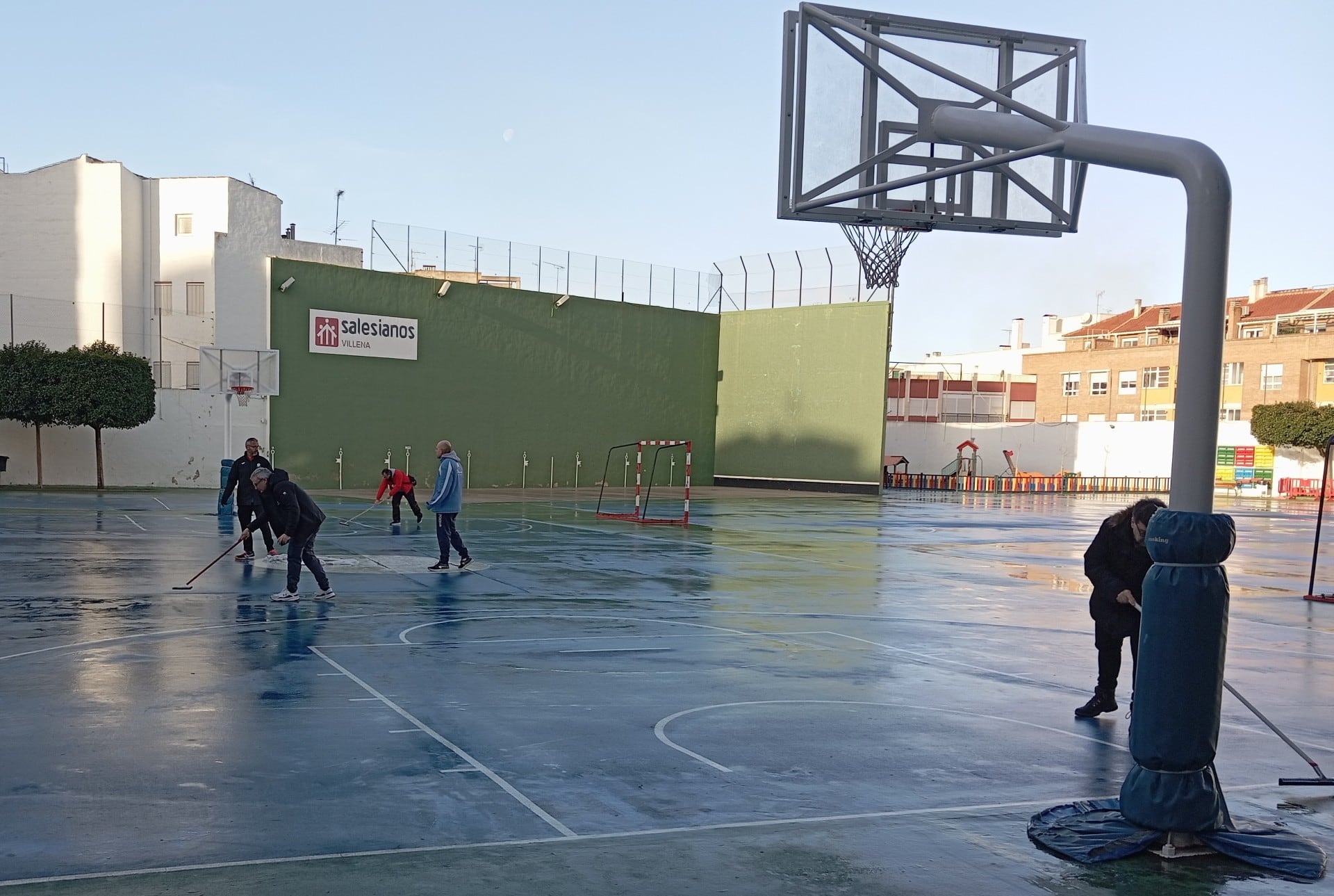 Pistas del colegio pasadas por agua