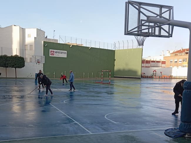 Pistas del colegio pasadas por agua
