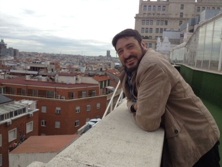 Carmelo Gómez en la terraza de la Cadena SER por la presentación de la película &quot;Tiempo sin aire&quot;