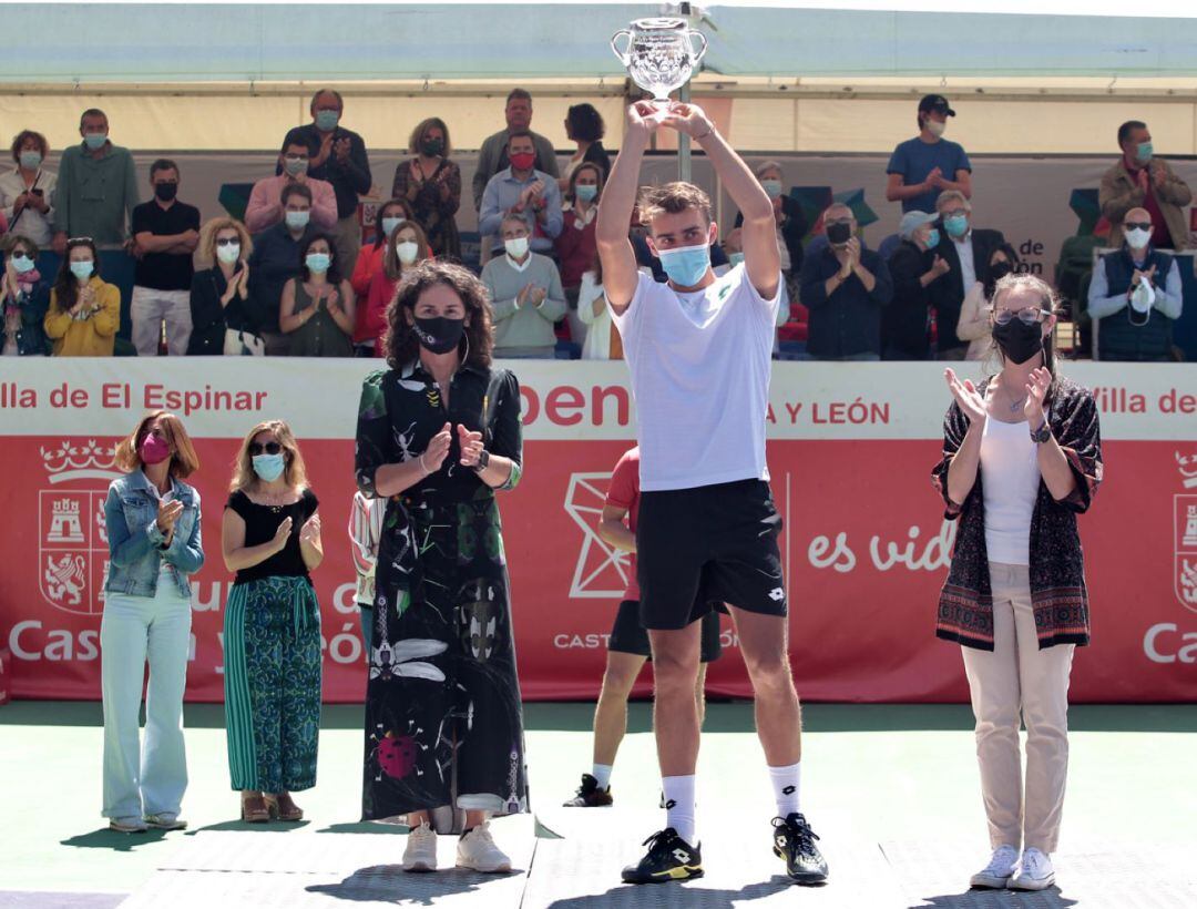 Benjamín Bonzi se impone en la final del Open de Castilla y León de tenis