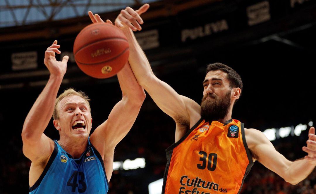 Sastre lucha por un balón ante Luke Sikma.