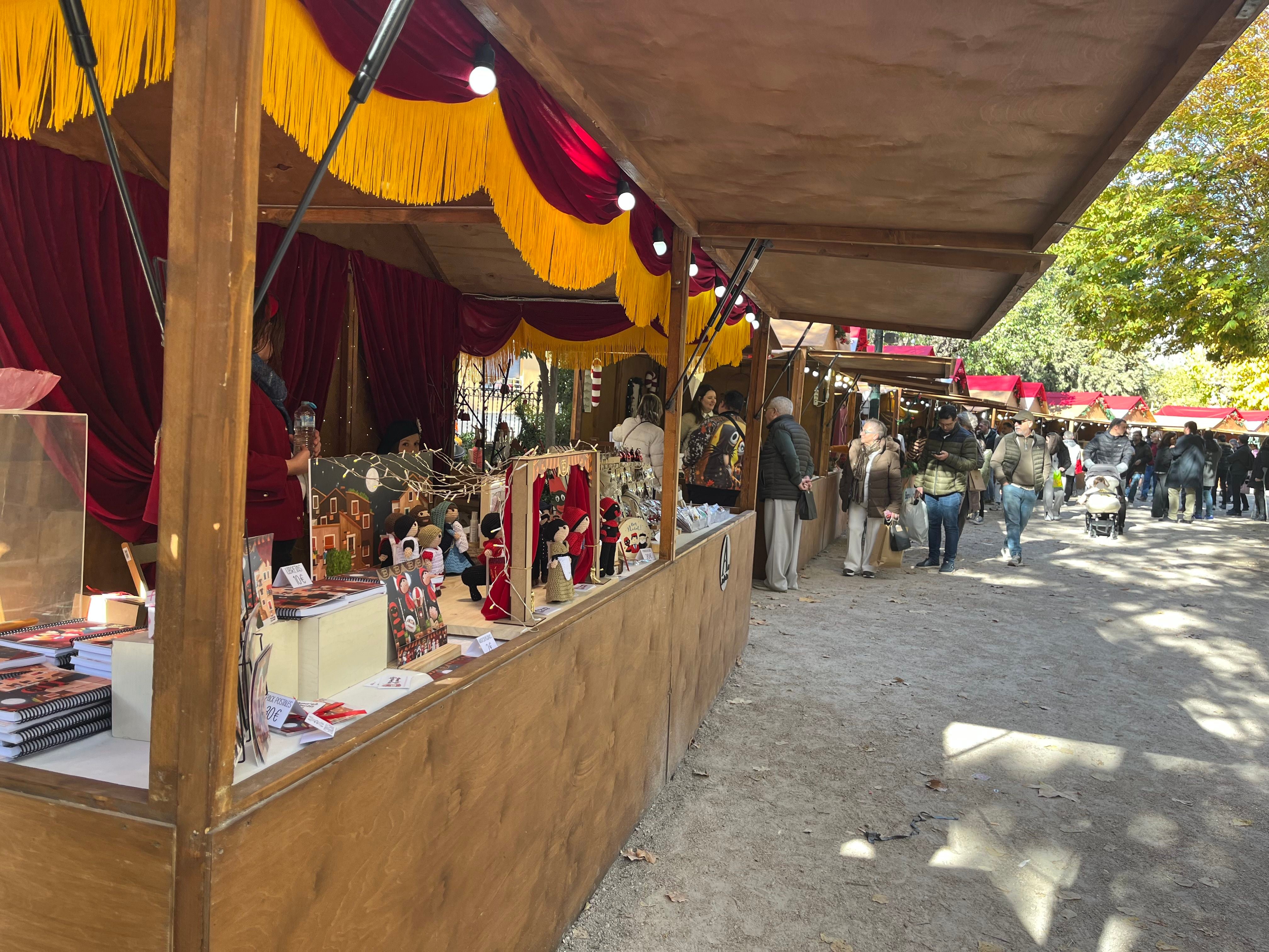 Els expositors mostren una àmplia oferta de productes nadalencs.
