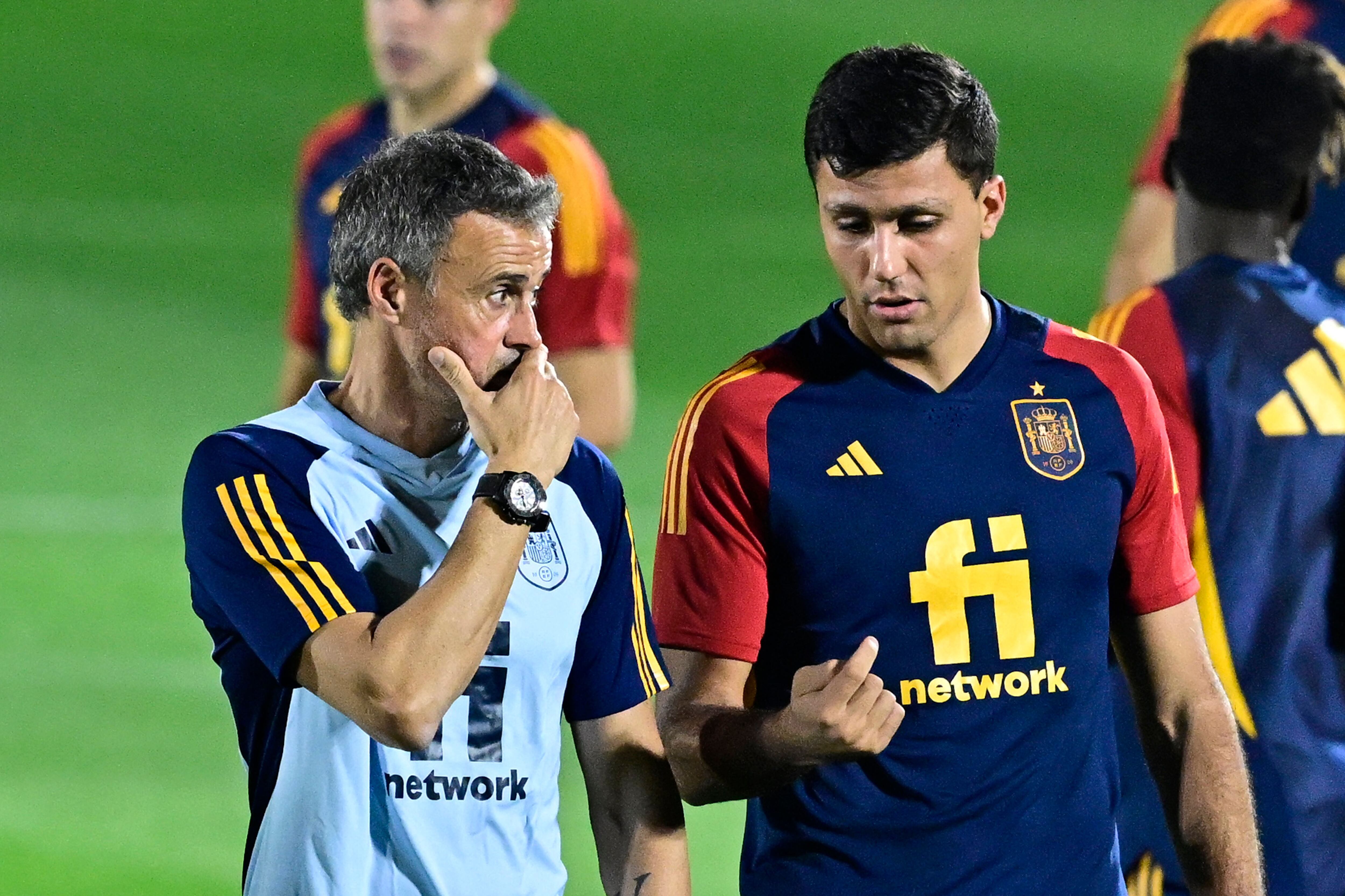 Luis Enrique habla con Rodri en un entrenamiento de la selección española