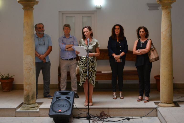 La delegada del Rector en el Campus bahía de Algeciras, Inmaculada Santiago da la bienvenida a los asistentes al seminario de Memoria Histórica en el Palacio de los Gobernadores.