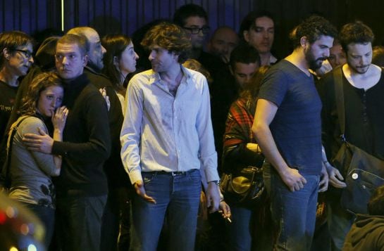 Asistentes al concierto en Bataclan, tras el tiroteo.