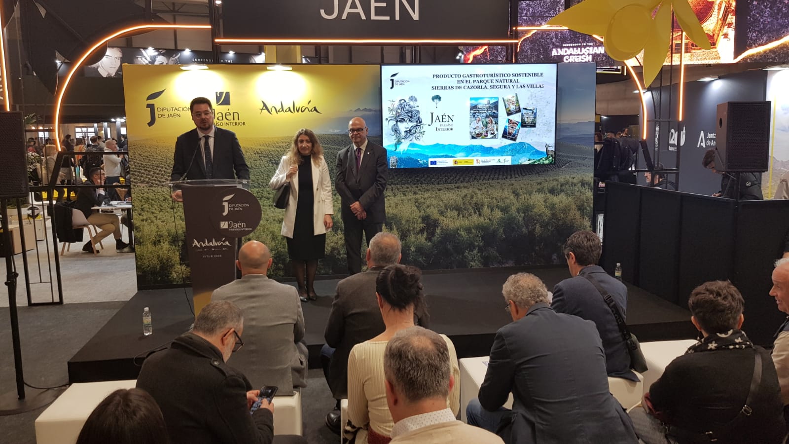 Presentación del producto gastroturístico sostenible del Parque Natural de Cazorla, Segura y Las Villas en el stand de Jaén de Fitur 2025