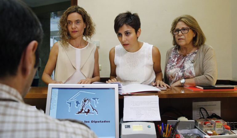 La diputadas socialistas Meritxell Batet, María Soledad Pérez e Isabel Rodríguez presentan en el registro del Congreso las quince primeras iniciativas de la Legislatura.