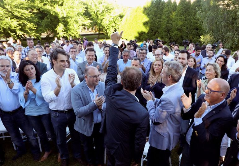 Alberto Núñez-Feijóo (c) durante su comparecencia de esta tarde para anunciar su intención de quedarse en Galicia y no concurrir en la carrera para relevar a Mariano Rajoy 