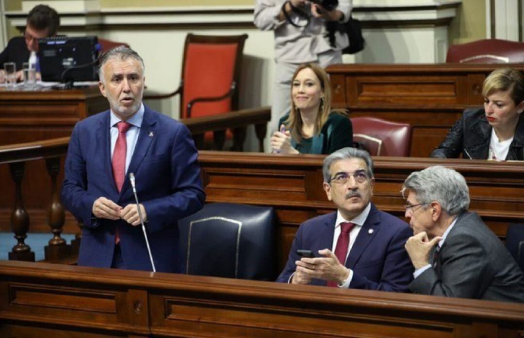 El presidente de Canarias, Ángel Víctor Torres, junto a los consejeros de Hacienda y Administraciones Públicas, Román Rodríguez y Julio Pérez (de izquierda a derecha)