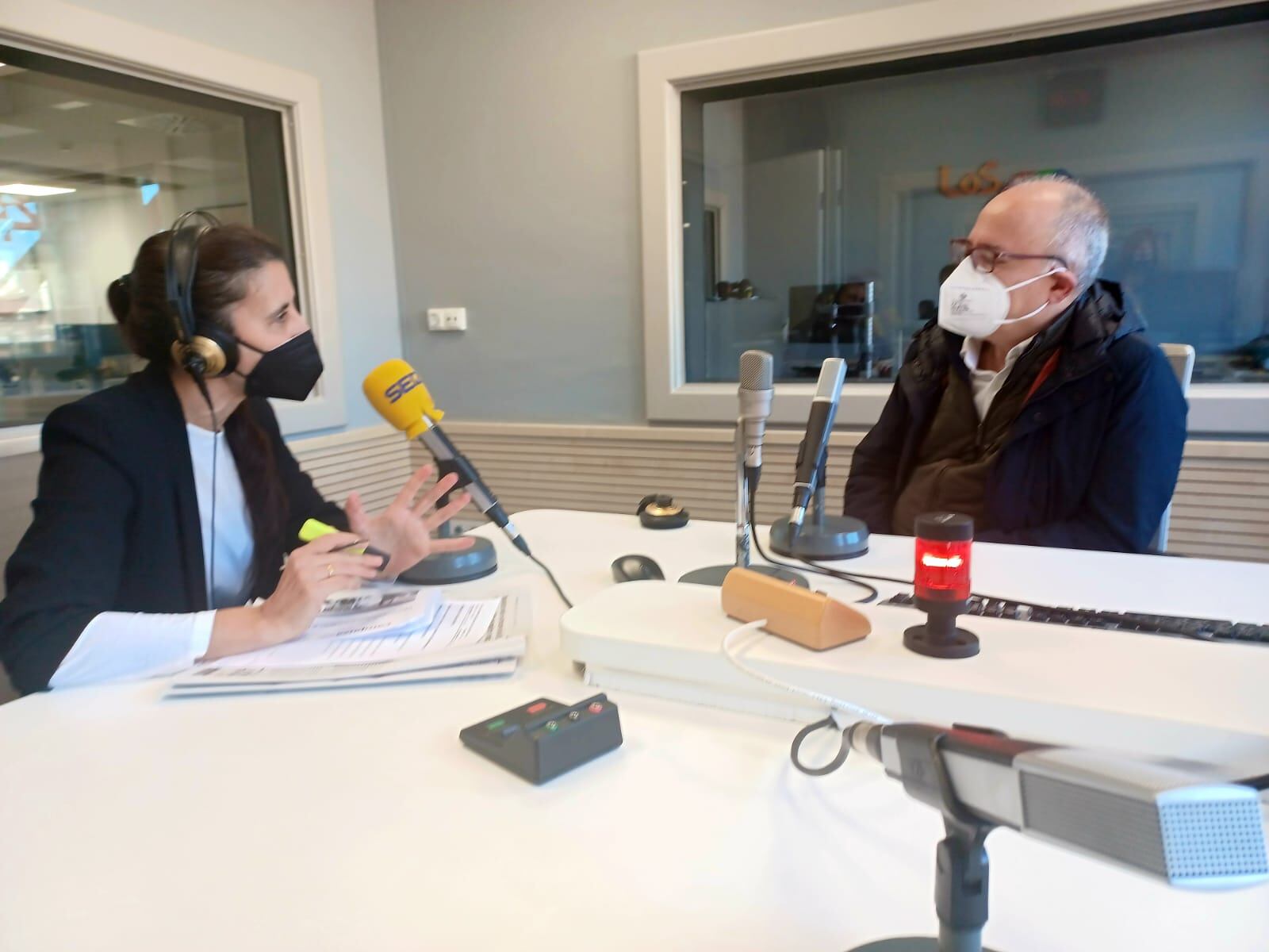 Iñaki Martín, Premio Médico de Familia 2021, en un momento de la entrevista en Hoy por Hoy Bilbao con Azul Tejerina / Cadena SER