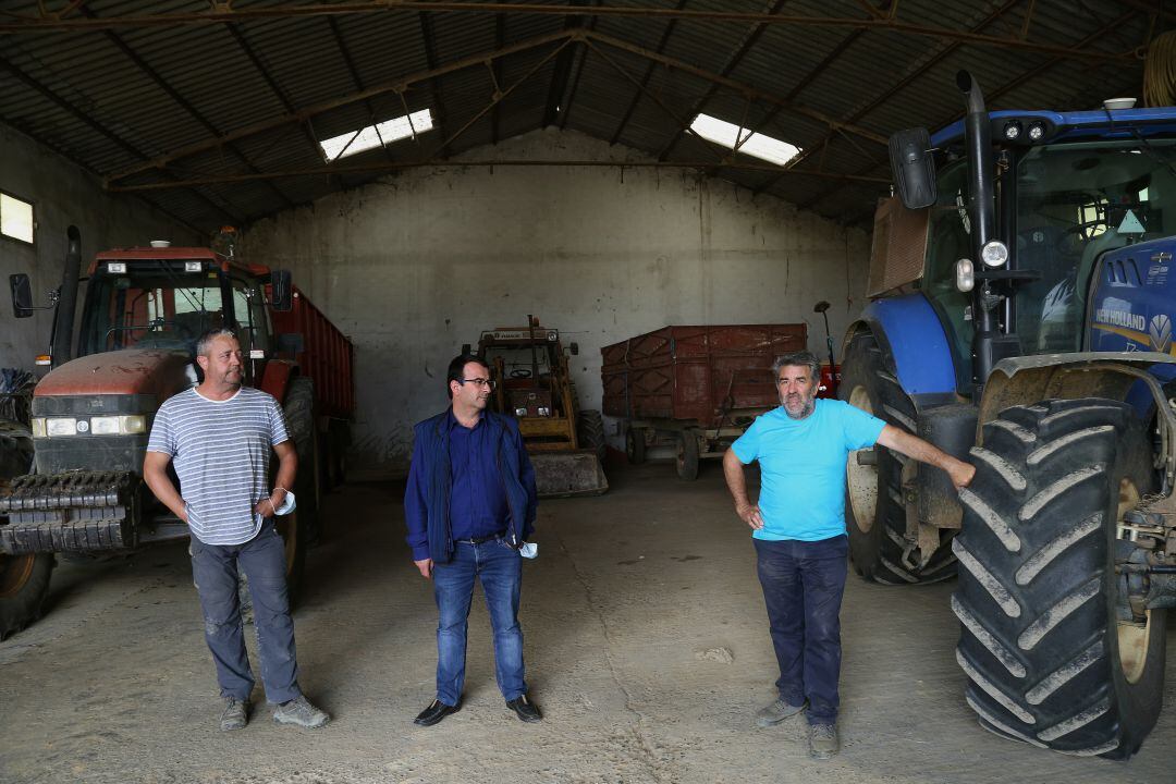 Los agricultores Javier Quirce, Raúl Azpeleta y Blas Donis participan en la prueba de catalizadores para reducir emisiones de los tractores