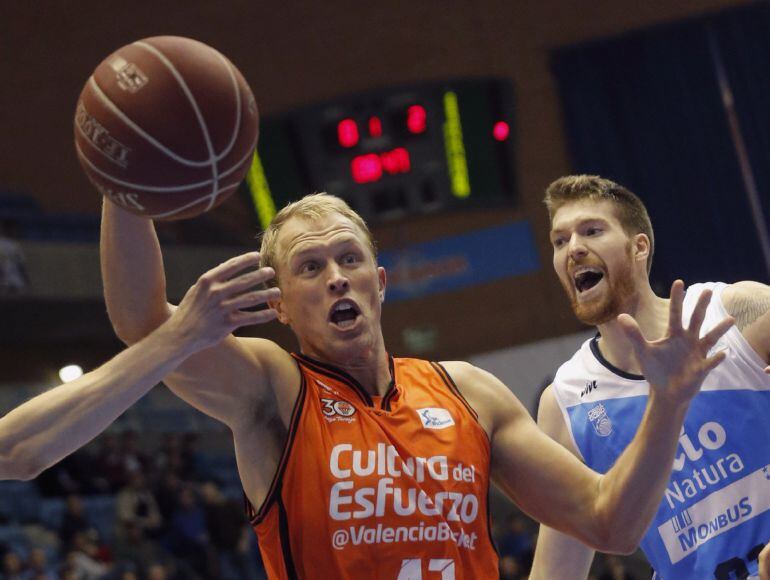 GRA107 SANTIAGO DE COMPOSTELA, El pívot estadounidense del Obradoiro Shayne Wittington (d) defiende la entrada del también pívot Lucas Sikma, del Valencia, durante el partido de la quinta jornada de la fase regular de la Liga ACB de baloncesto disputado e