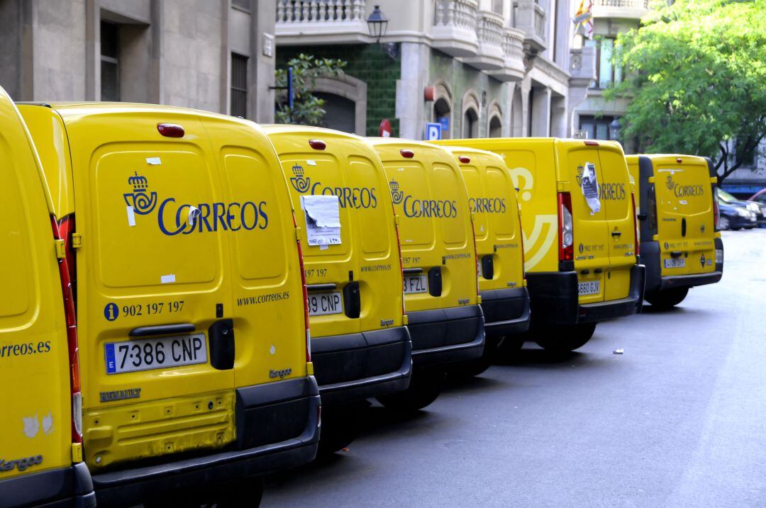 Furgonetas de Correos en Barcelona.