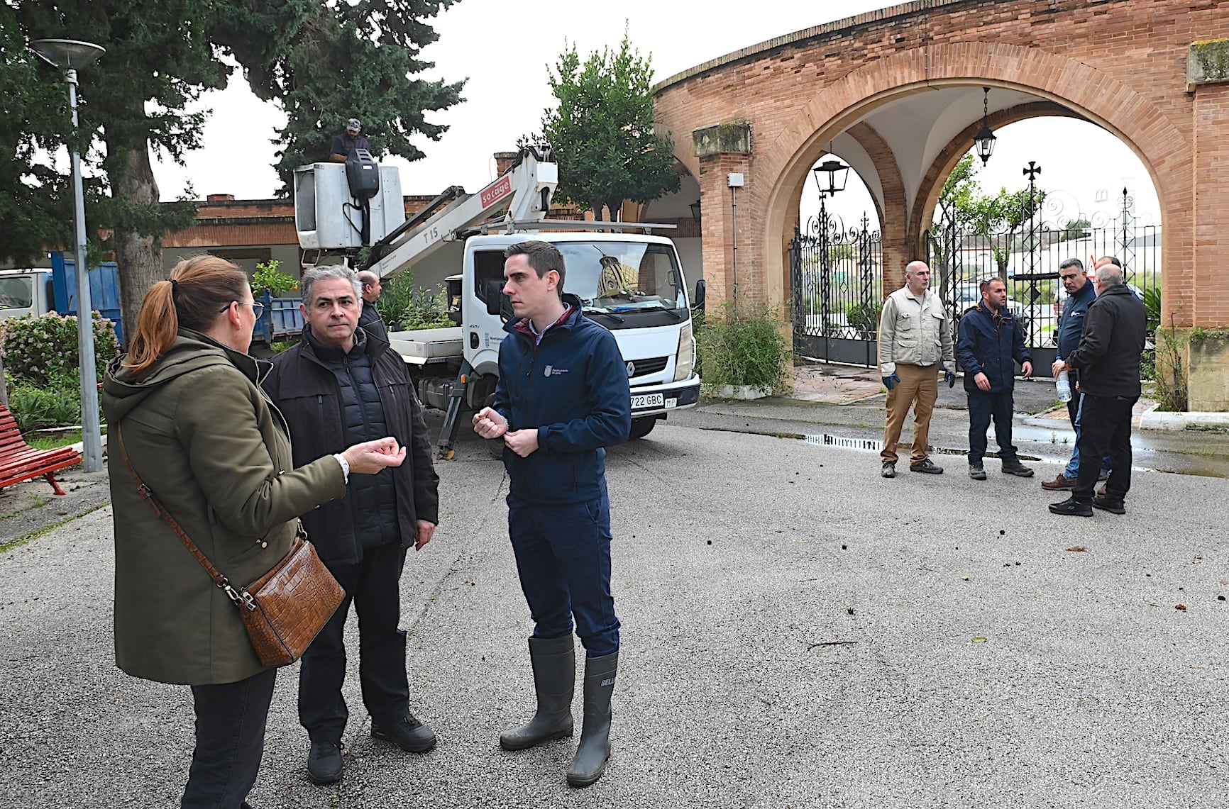 Jaime Espinar durante su visita al Cementerio de Jerez