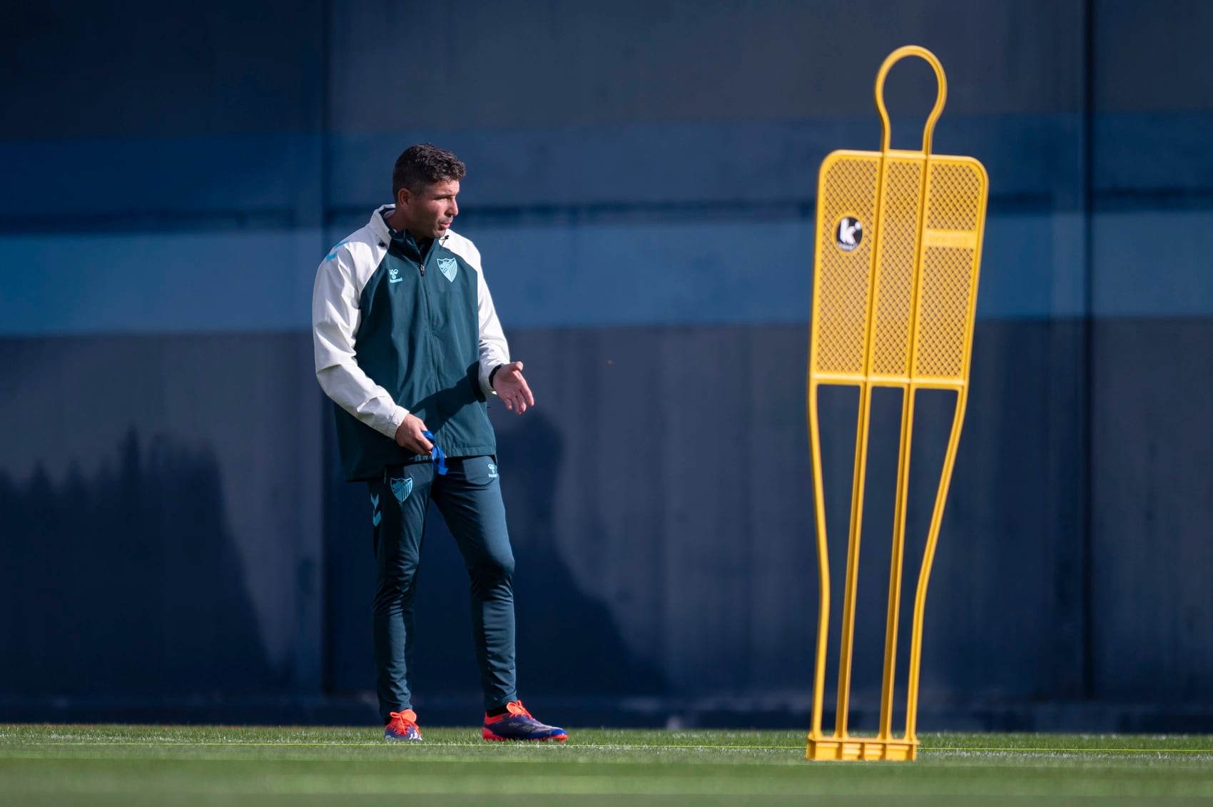 El técnico del Málaga Juan Francisco Funes, durante un entrenamiento