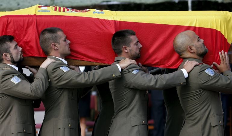 El ataúd con los restos mortales del soldado Aarón Vidal López, fallecido en Irak el pasado jueves en un accidente de tráfico, es llevado a hombros por sus compañeros del Regimiento de Caballería Lusitania número 8 en la base General Almirante de Marines 