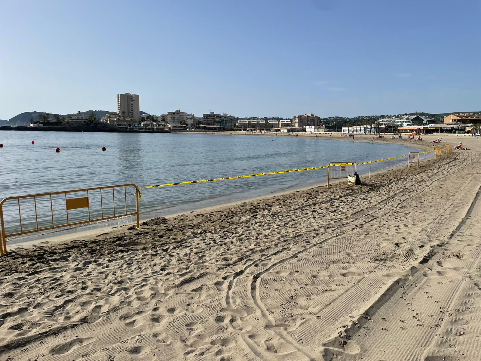 Tramo de la playa del Arenal, en Xàbia, acotada donde se realizarán las obras de reparación del emisario.