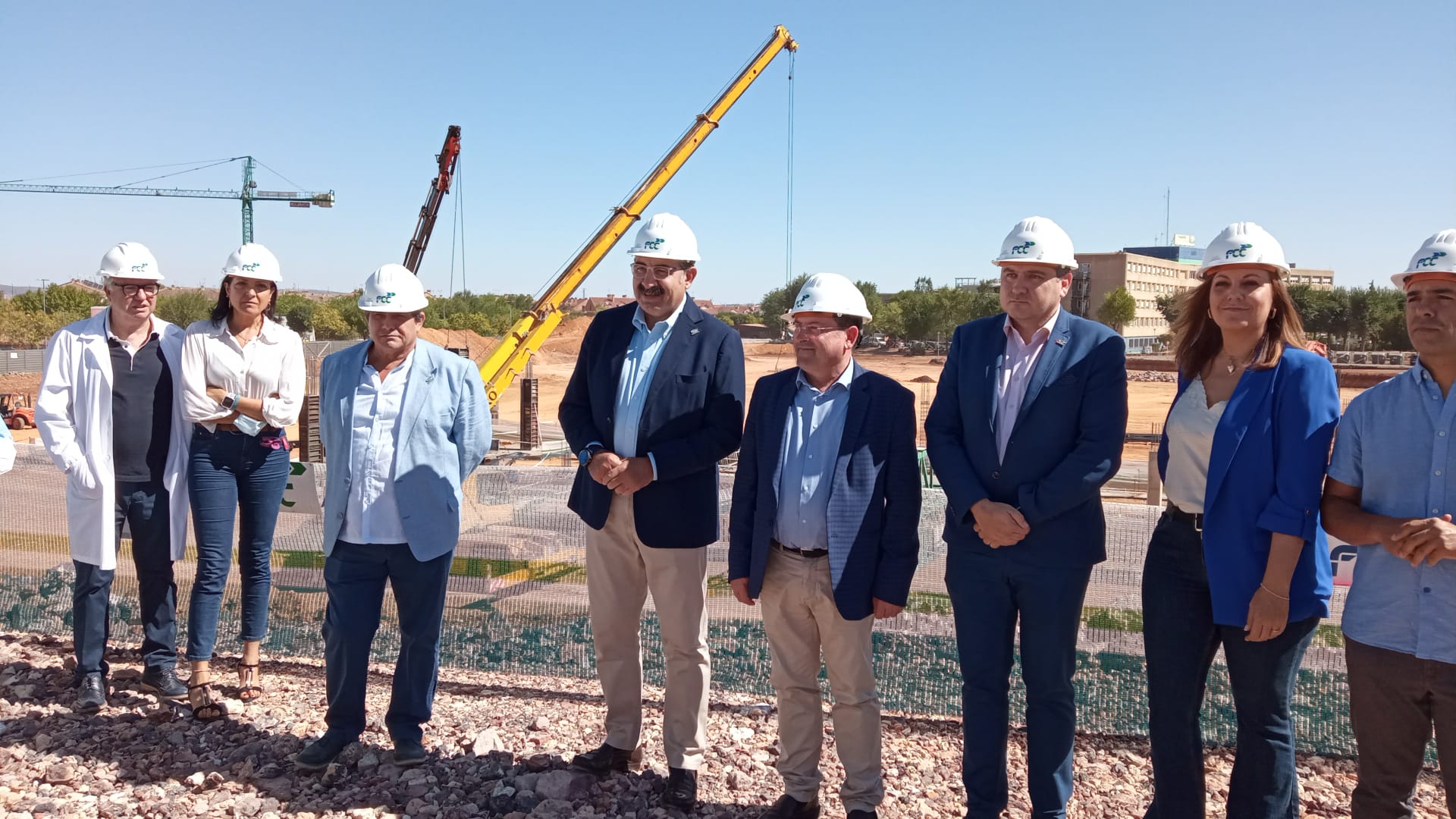 Jesús Fernández y diferentes autoridades posan ante las obras del nuevo hospital de Puertollano