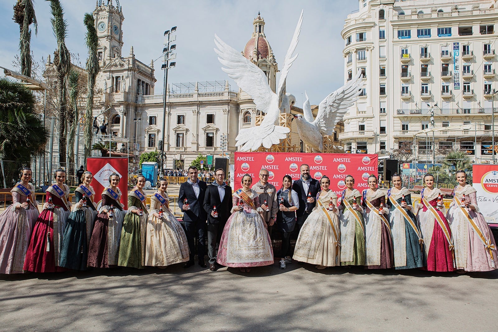 Javier Prats, director territorial de Heineken España en Levante; Pablo Mazo, director regional de relaciones institucionales de Heineken España; Fallera Mayor de Valencia, María Estela Arlandis y su corte de honor; concejal de Fallas y presidente de la Junta Central Fallera, Santiago Ballester; Raquel, del bar Ca Rackel; y Javier López, Marketing Manager de Amstel