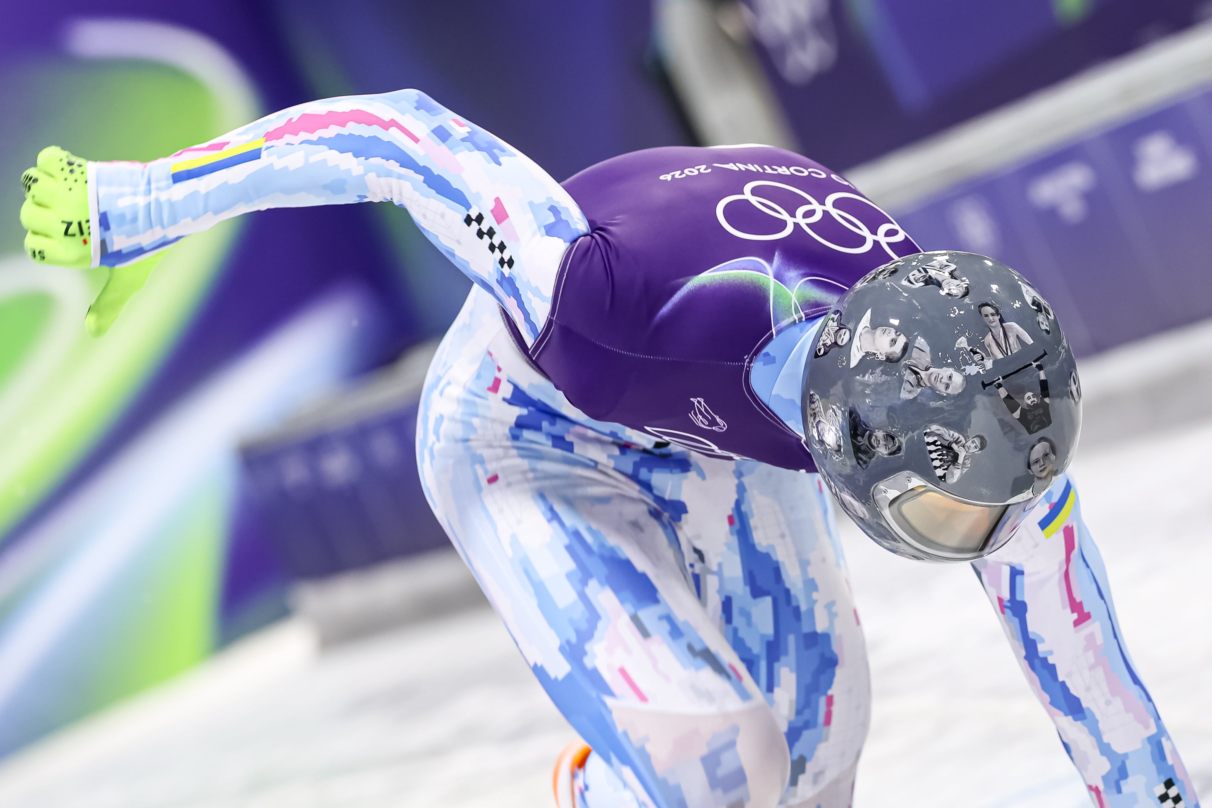 Vladyslav Heraskevych lleva, durante un entrenamiento en los JJOO, el caso con imágenes de atletas asesinados 