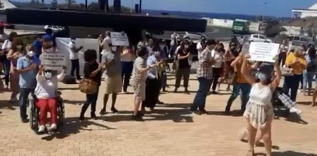 Imagen de archivo de una protesta de Adislan frente al Cabildo de Lanzarote.