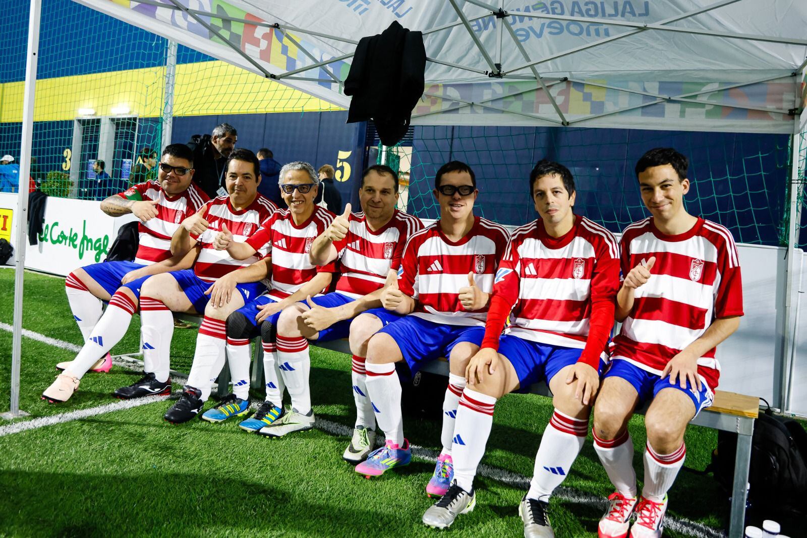 La plantilla del Granada CF Genuine posa antes de ejercer como anfitriona