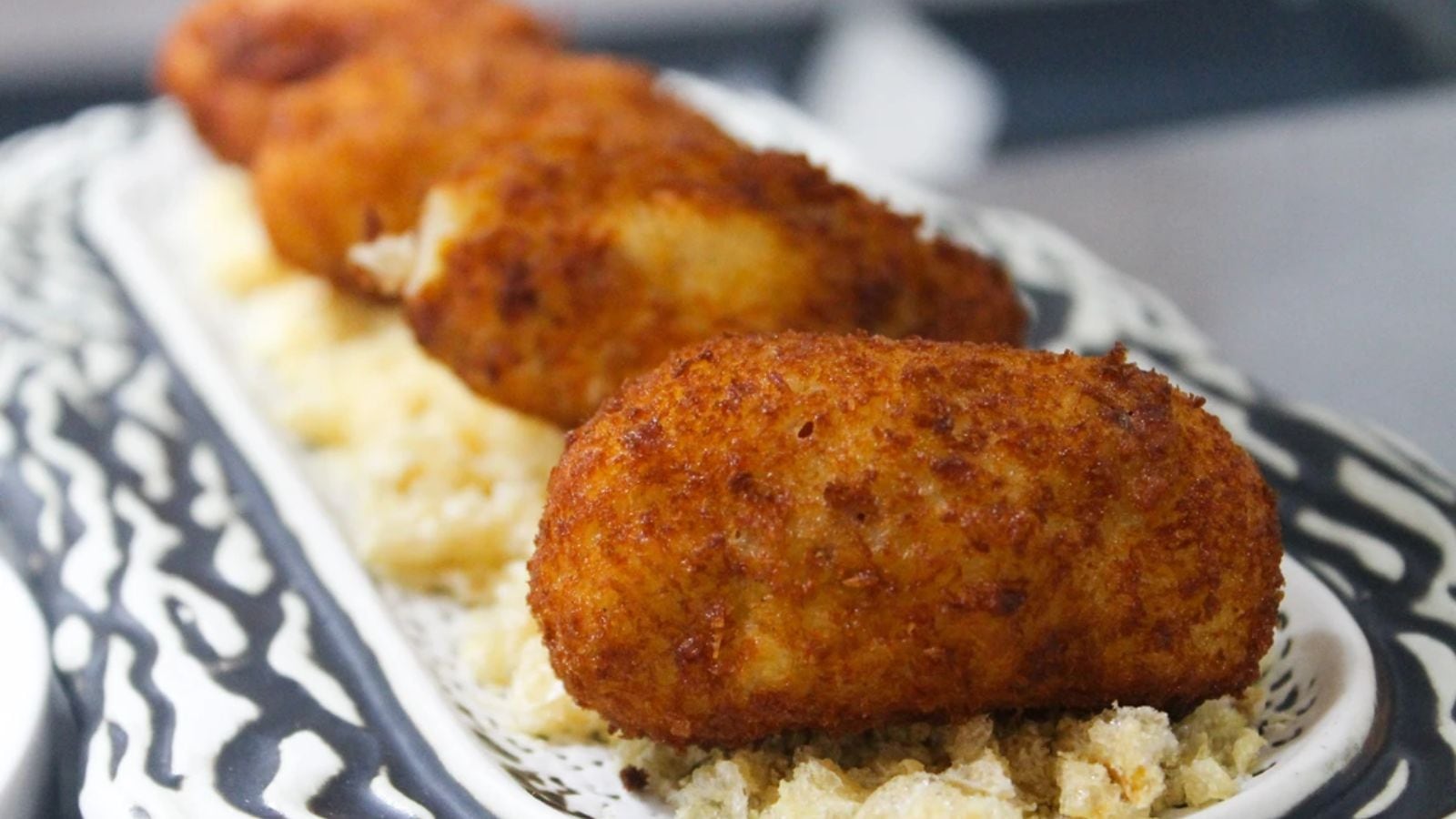 Imagen de archivo de las croquetas de jamón que elaboran en el restaurante Los Trujis, ubicado en Malpica del Tajo (Toledo)