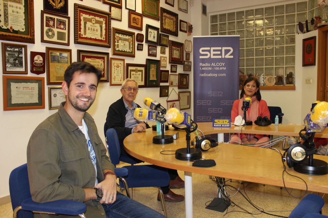 Jorge Hinojosa, Eduardo Segura y Carmen Carbonell, en los estudios de Radio Alcoy