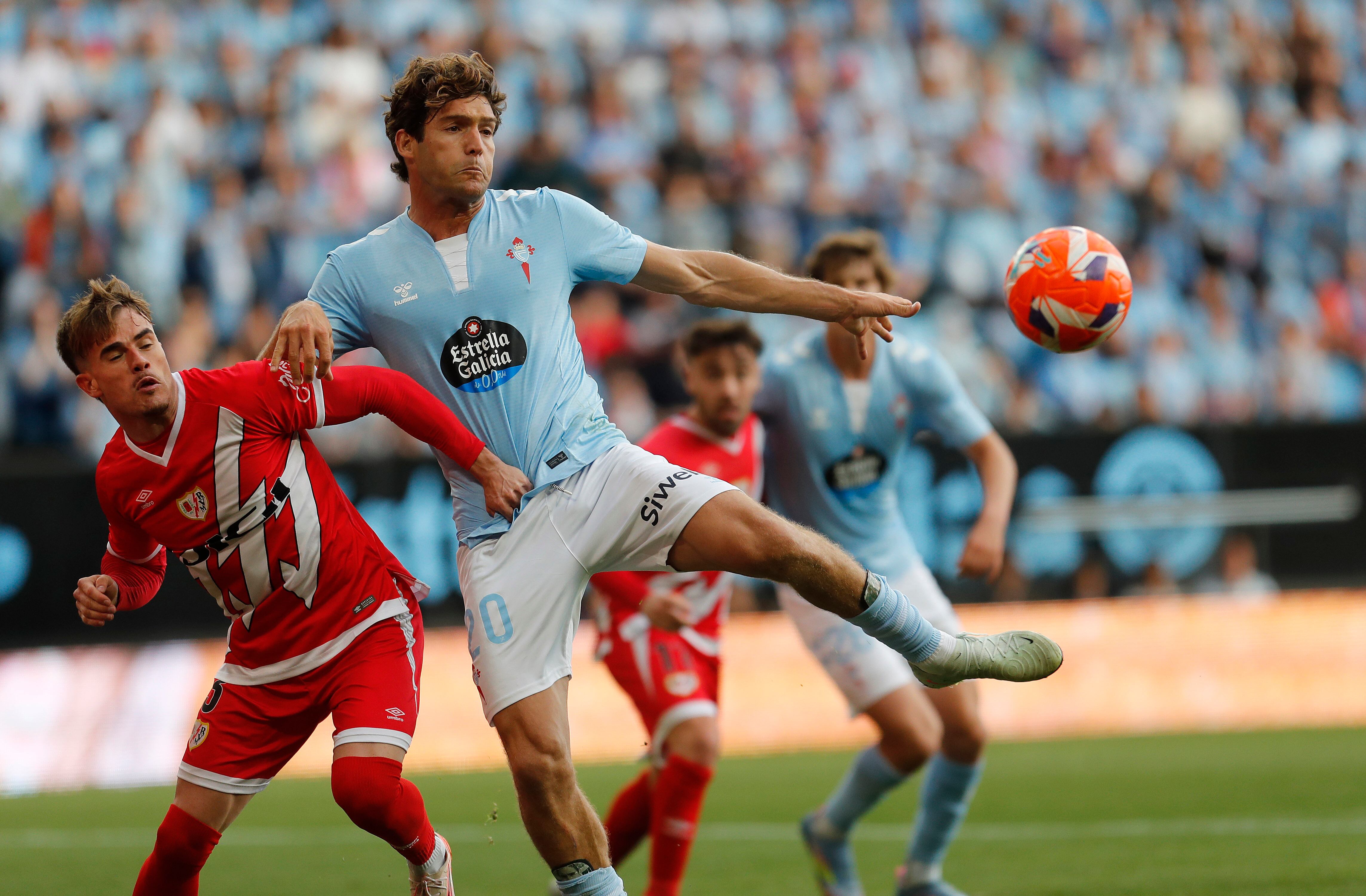 VIGO (PONTEVEDRA), 18/05/2025.- El defensa del Celta Marcos Alonso (d) lucha con Josep Chavarría, del Rayo, durante el partido de la jornada 37 de LaLiga entre el Celta de Vigo y el Rayo Vallecano, este domingo en el estadio de Balaídos, en Vigo. EFE / Salvador Sas
