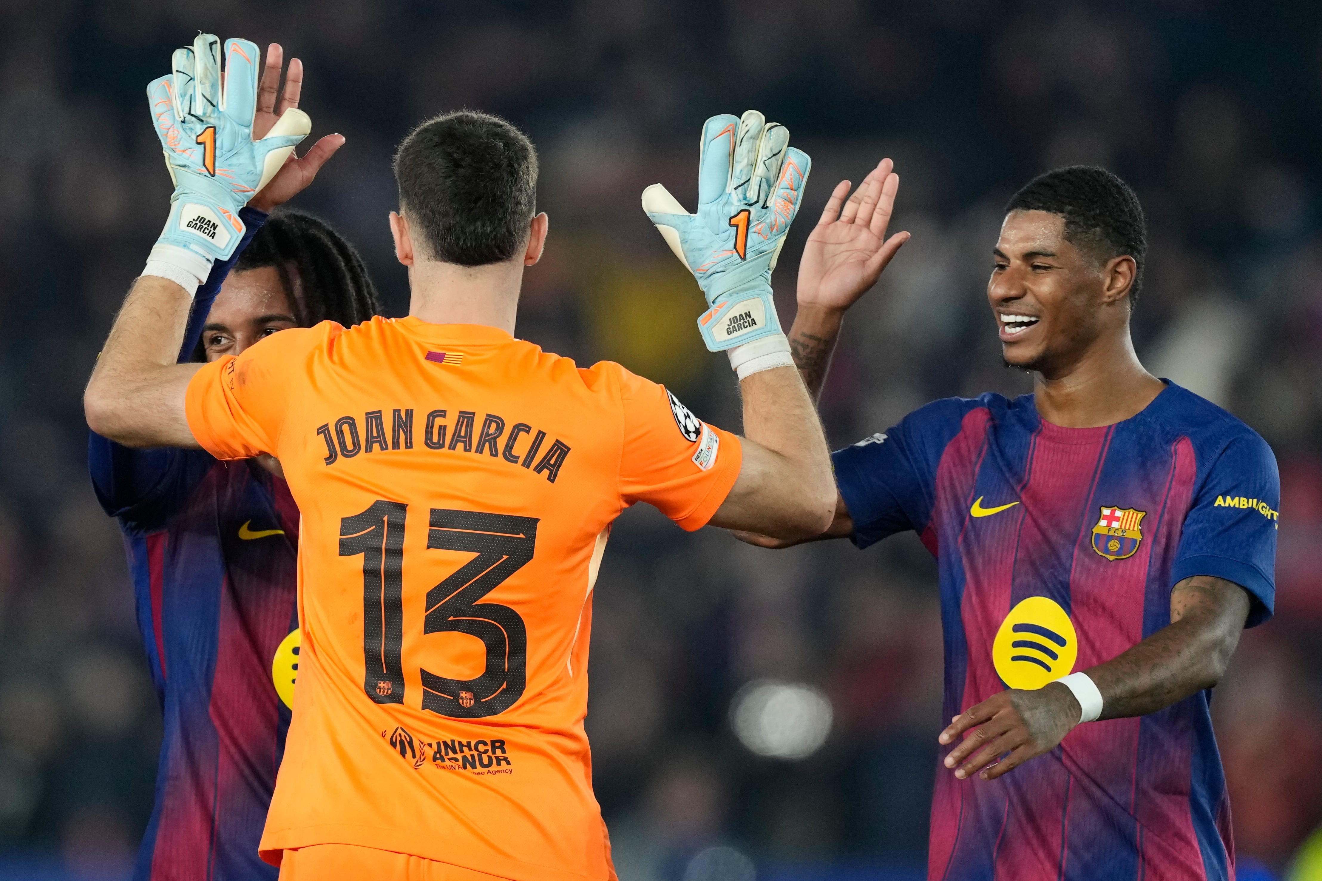 Joan García, Koundé y Rashford celebrando su victoria frente al Eintracht