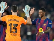 Joan García, Koundé y Rashford celebrando su victoria frente al Eintracht