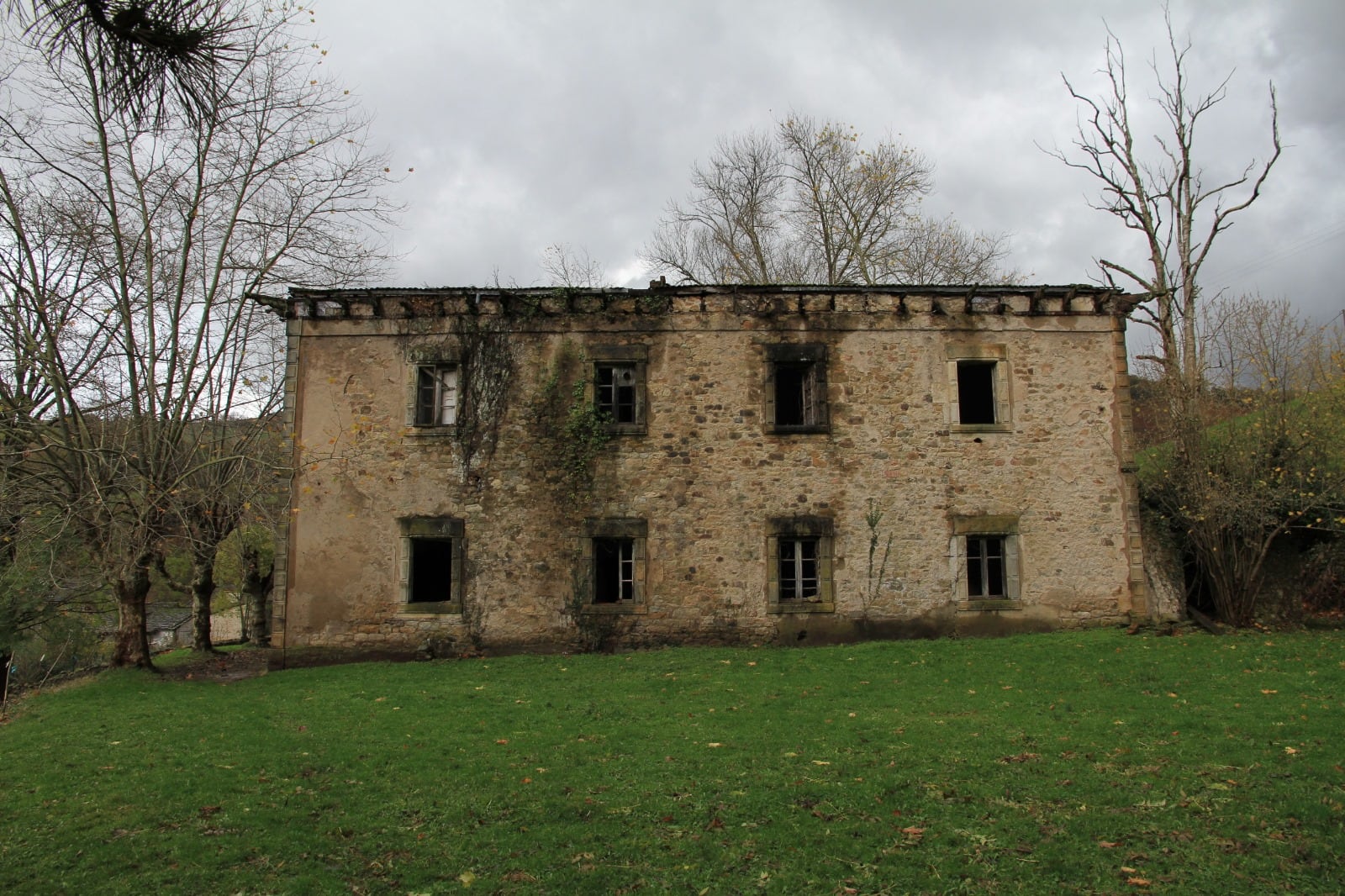 Estado actual del antiguo sanatorio del doctor Madrazo en Vega de Pas. (Cantabria)