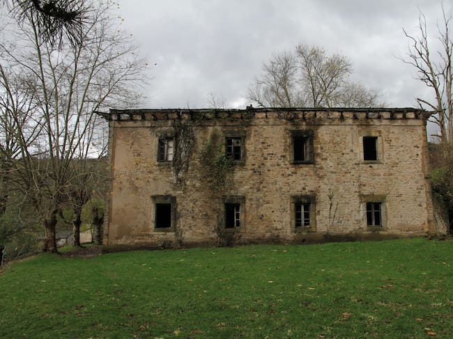 Estado actual del antiguo sanatorio del doctor Madrazo en Vega de Pas. (Cantabria)