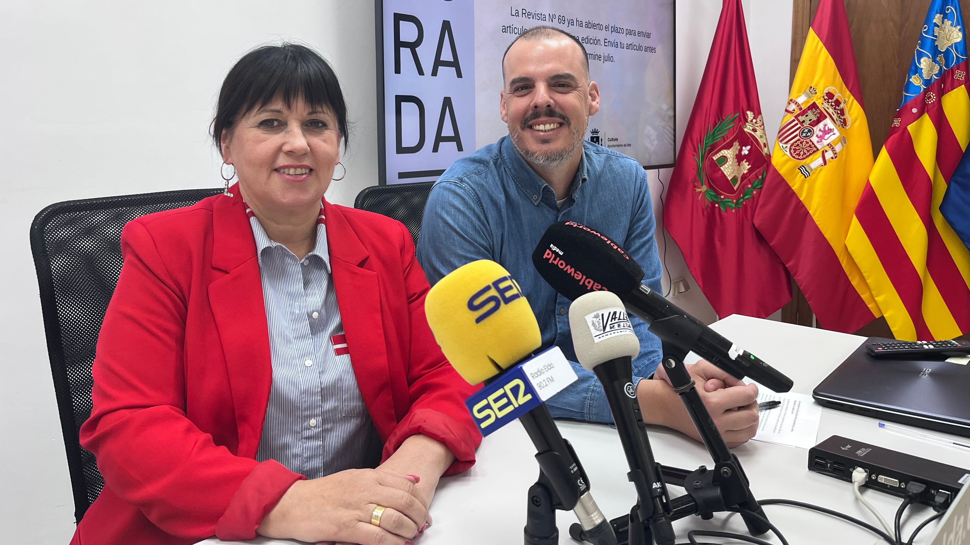 Loli Soler, directora de la revista Alborada, junto a Iñaki Pérez, concejal de Cultura de Elda