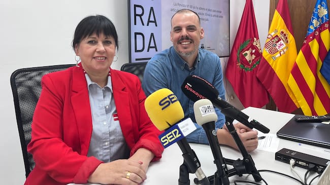 Loli Soler, directora de la revista Alborada, junto a Iñaki Pérez, concejal de Cultura de Elda